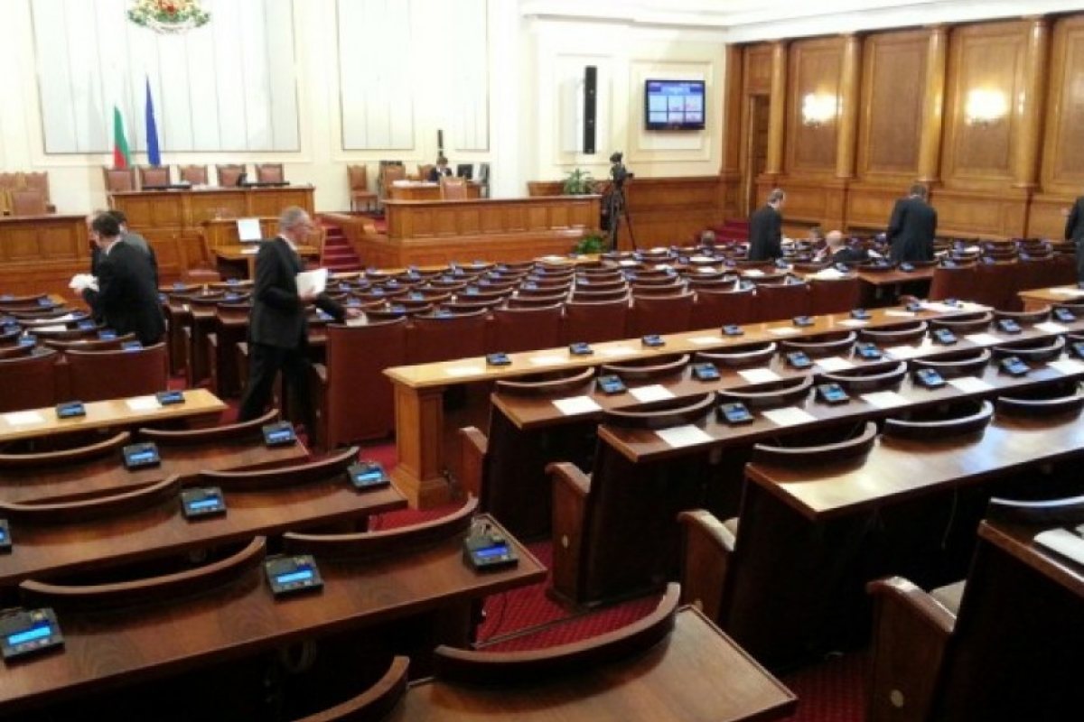 Кеф! Депутатите си гласуваха сами 1 месец отпуска!