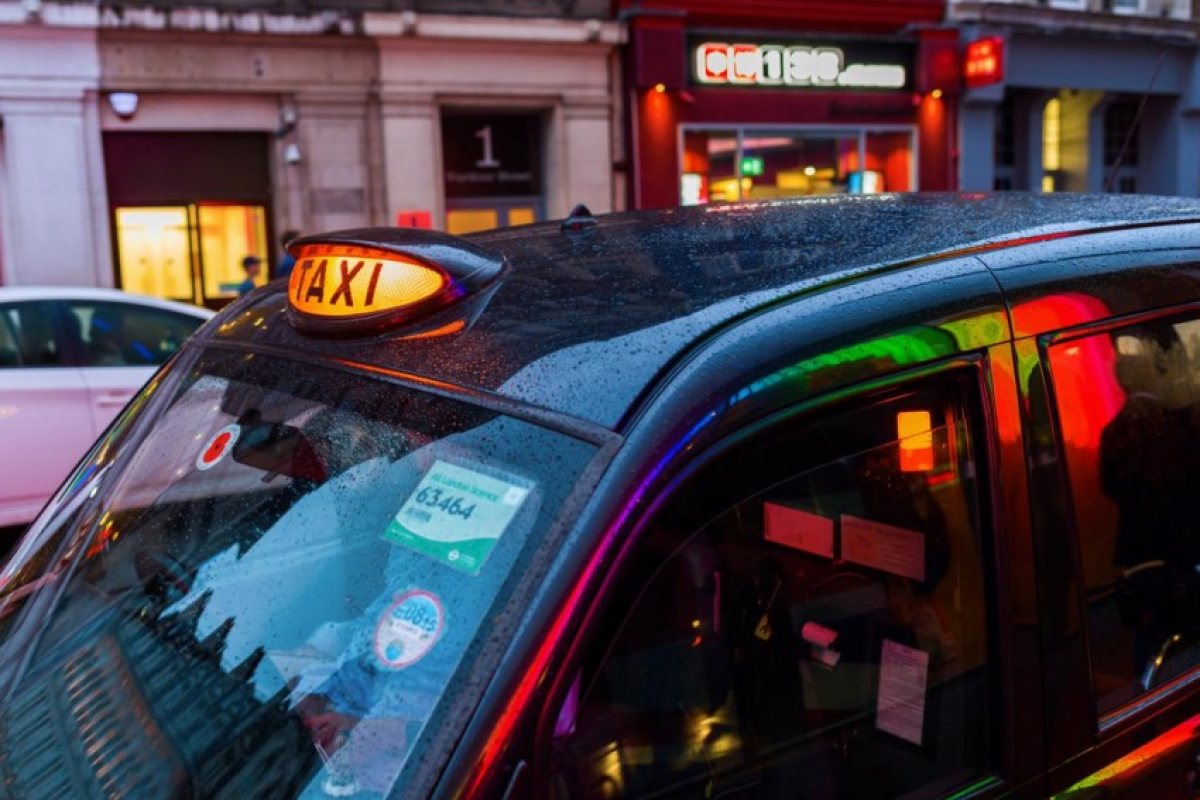 Uber изяжда бъдещото на черните таксита