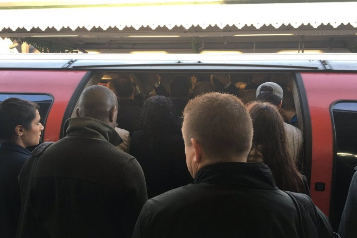 Огромни закъснения по Централната линия на метрото