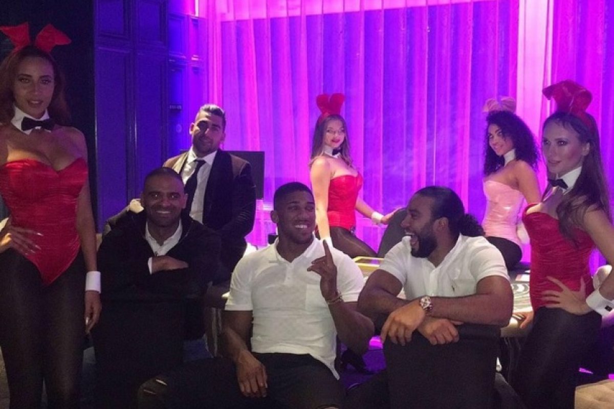Джошуа вдигна шумно парти в Playboy Club
