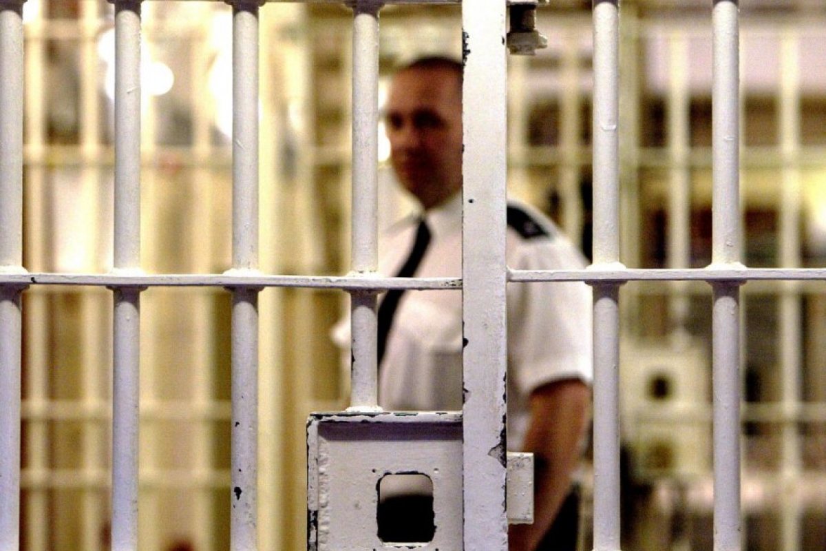 Един убит и двама ранени при кървава свада в лондонски затвор