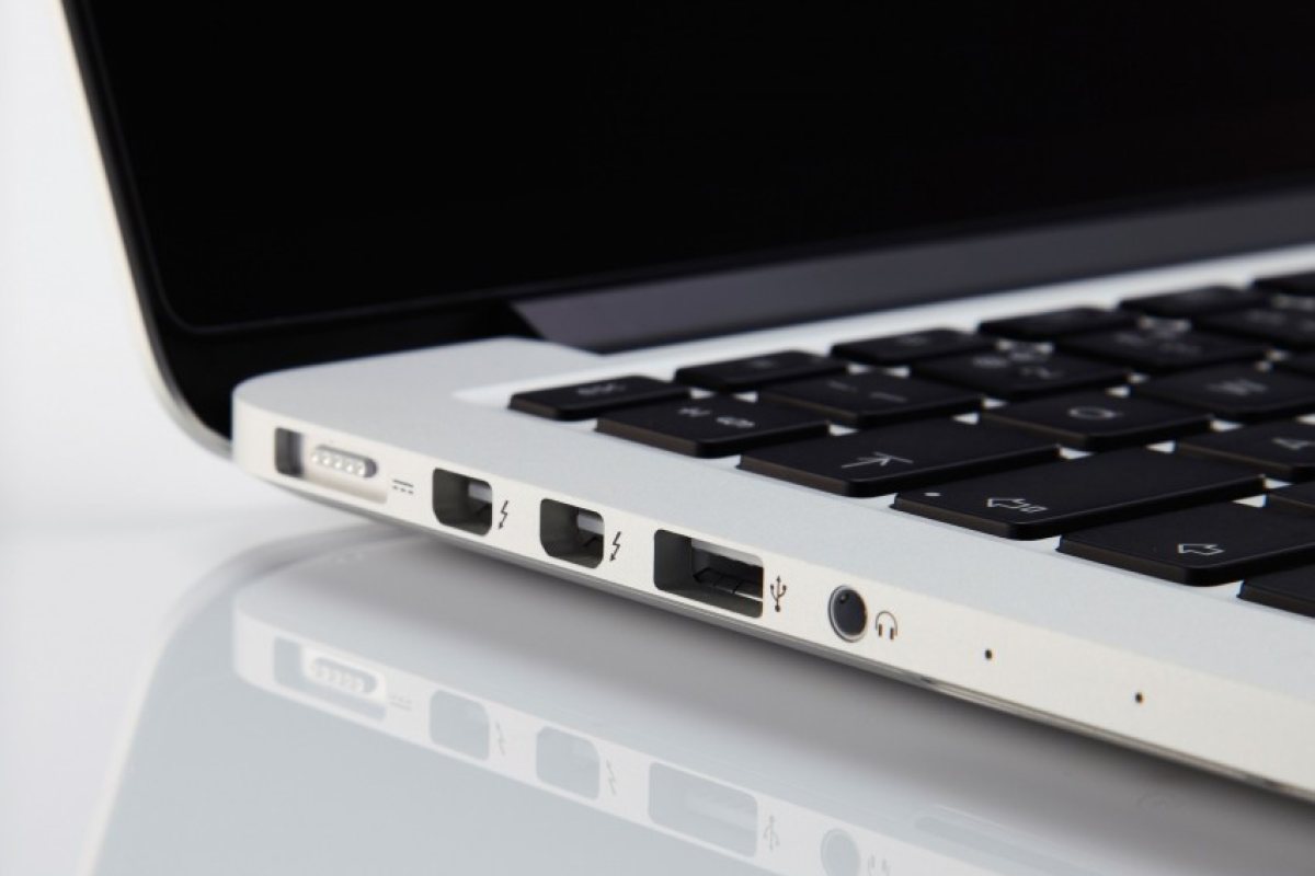 Apple маха USB-то?