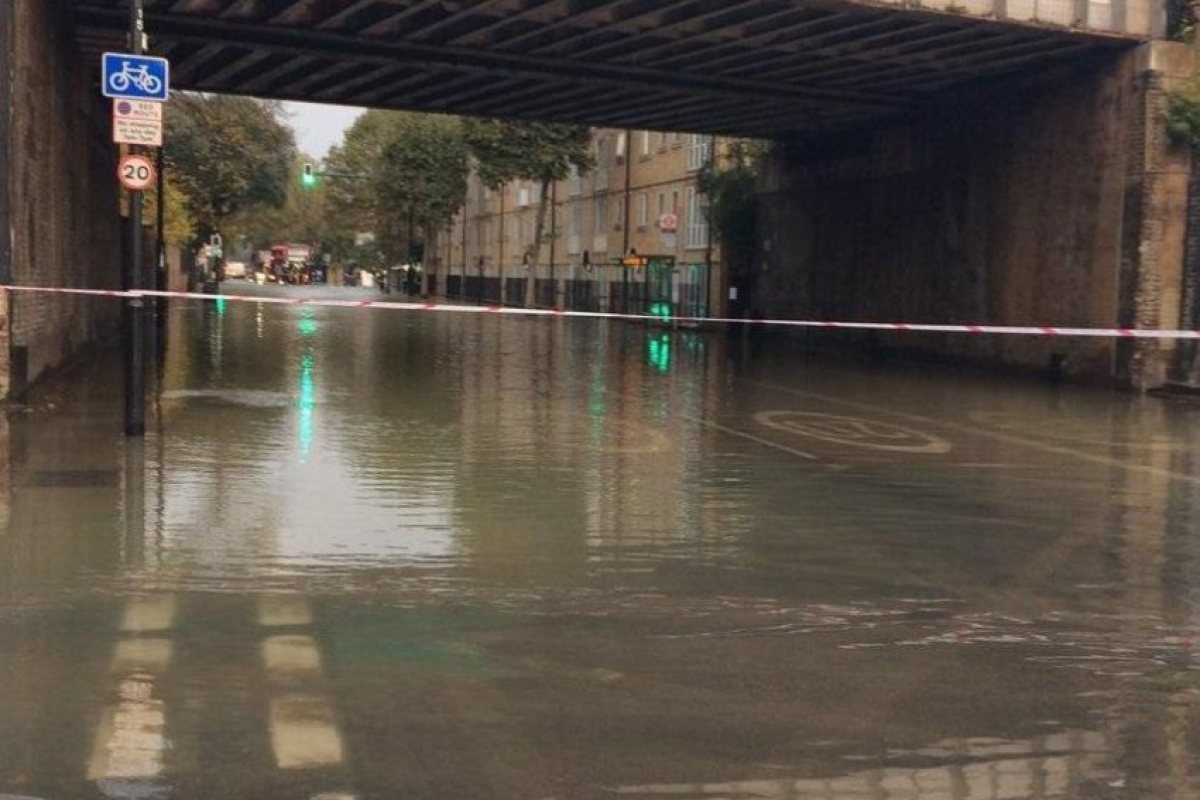 Спукан водопровод наводни улици в Южен Лондон