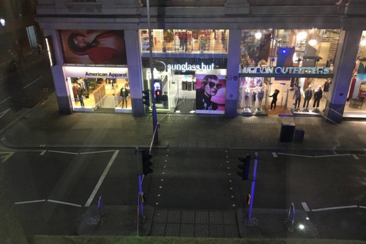 Кенсингтън Хай стрийт блокирана заради съмнителен пакет