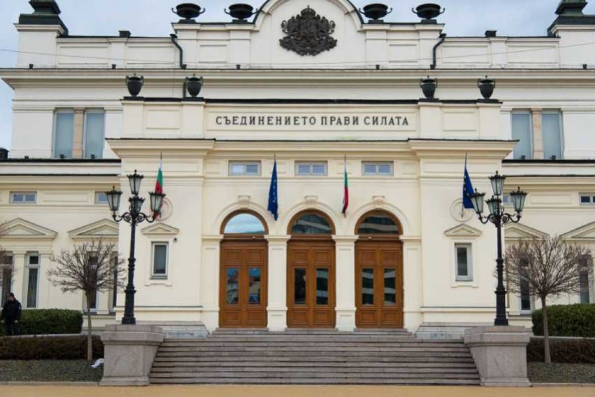 Сесиите на Народното събрание ще се откриват с химна