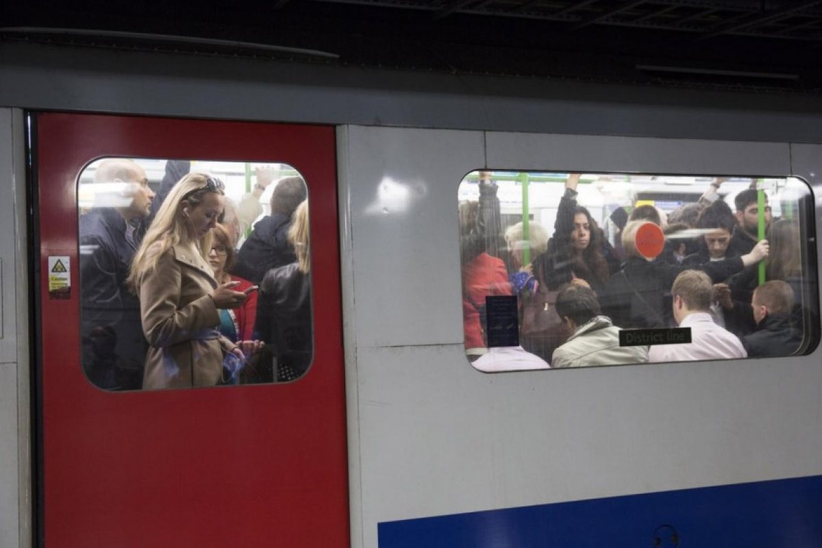 Транспортен хаос в метростанция в Западен Лондон