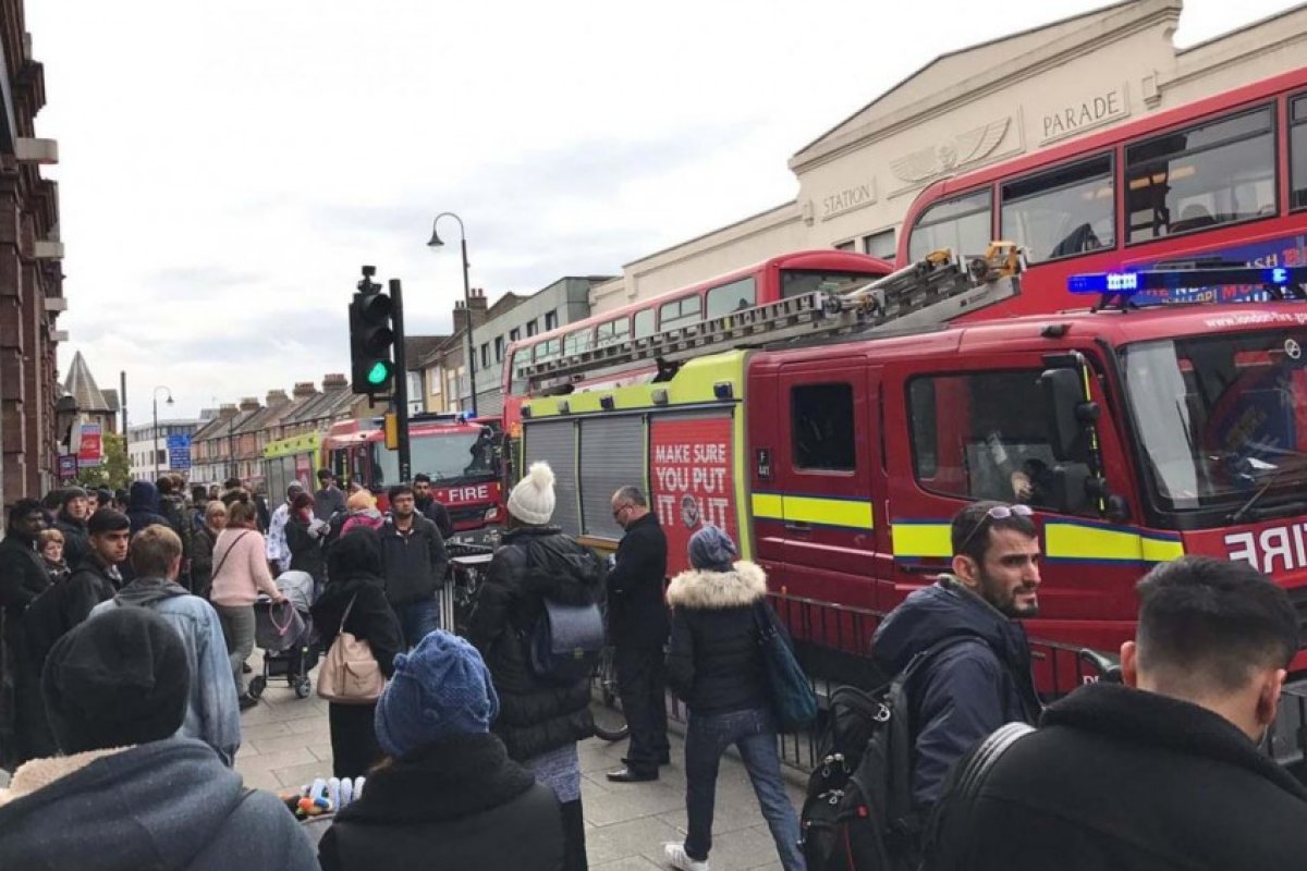 Мъж загина, блъснат от влак на метростанция East Ham