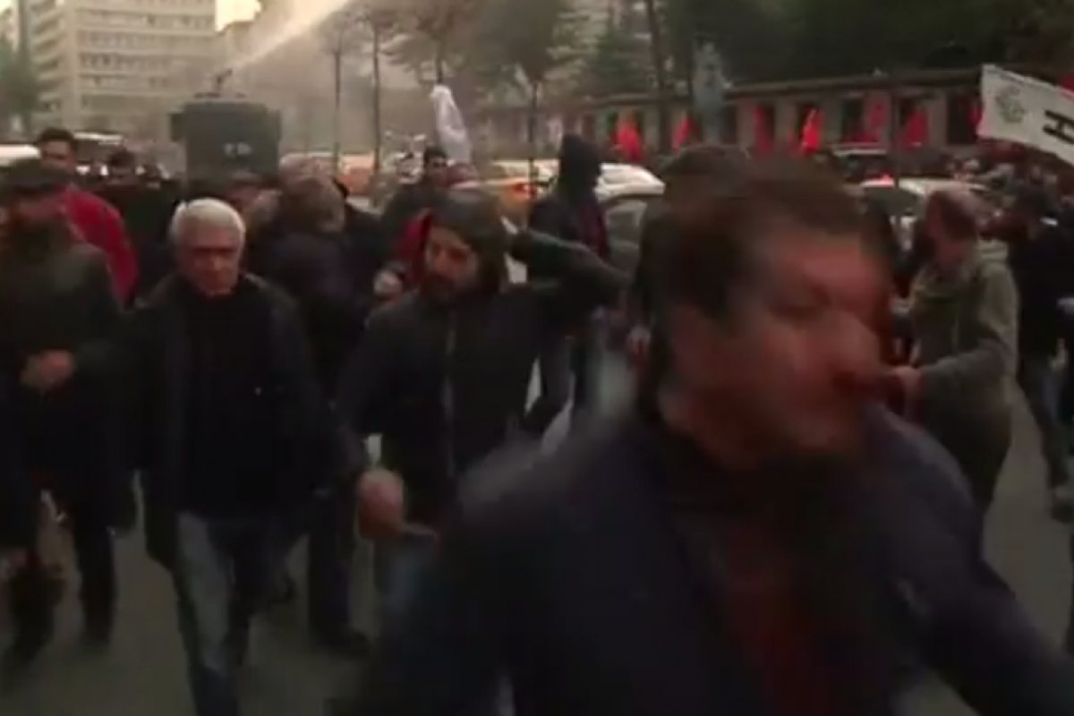 Полицията в Турция разпръсква протести с газ и водни струи
