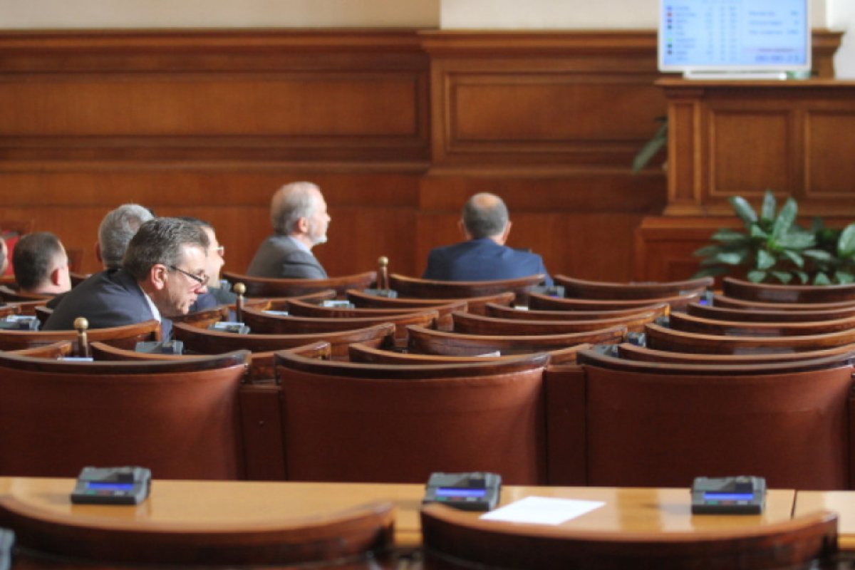 Депутатите пак си гласуваха почивка