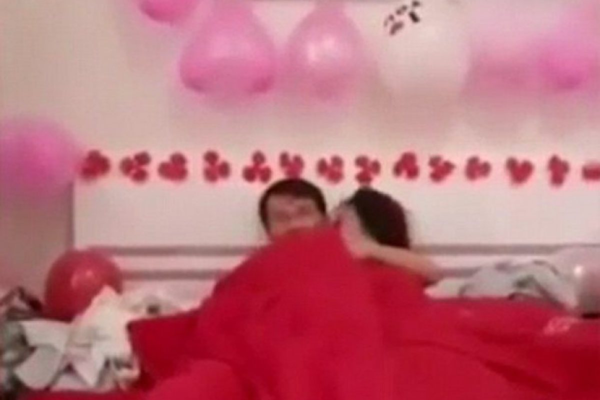 Младоженци накарани да правят секс пред гостите (ВИДЕО 18 +)