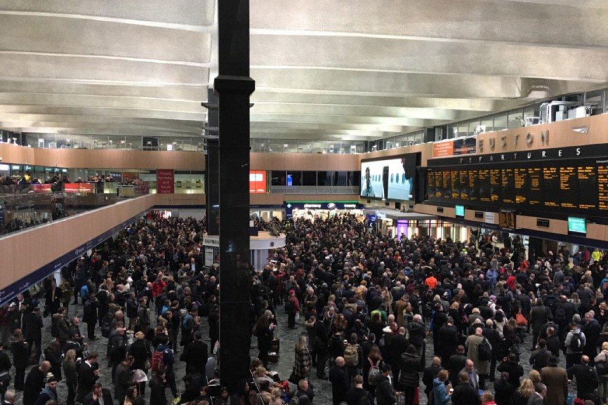 Мъж бе блъснат от мотриса, огромни задръствания на Euston !