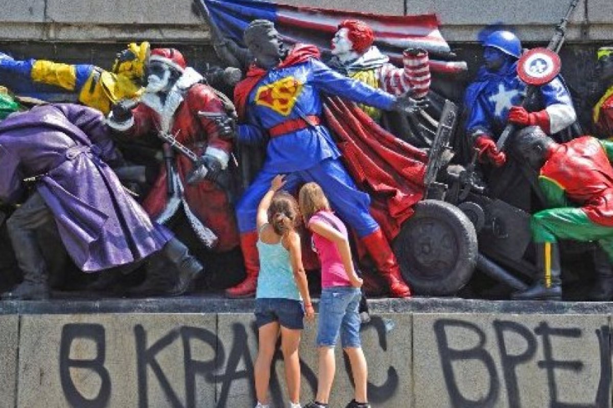 Падат символите на комунизма (на първо четене)