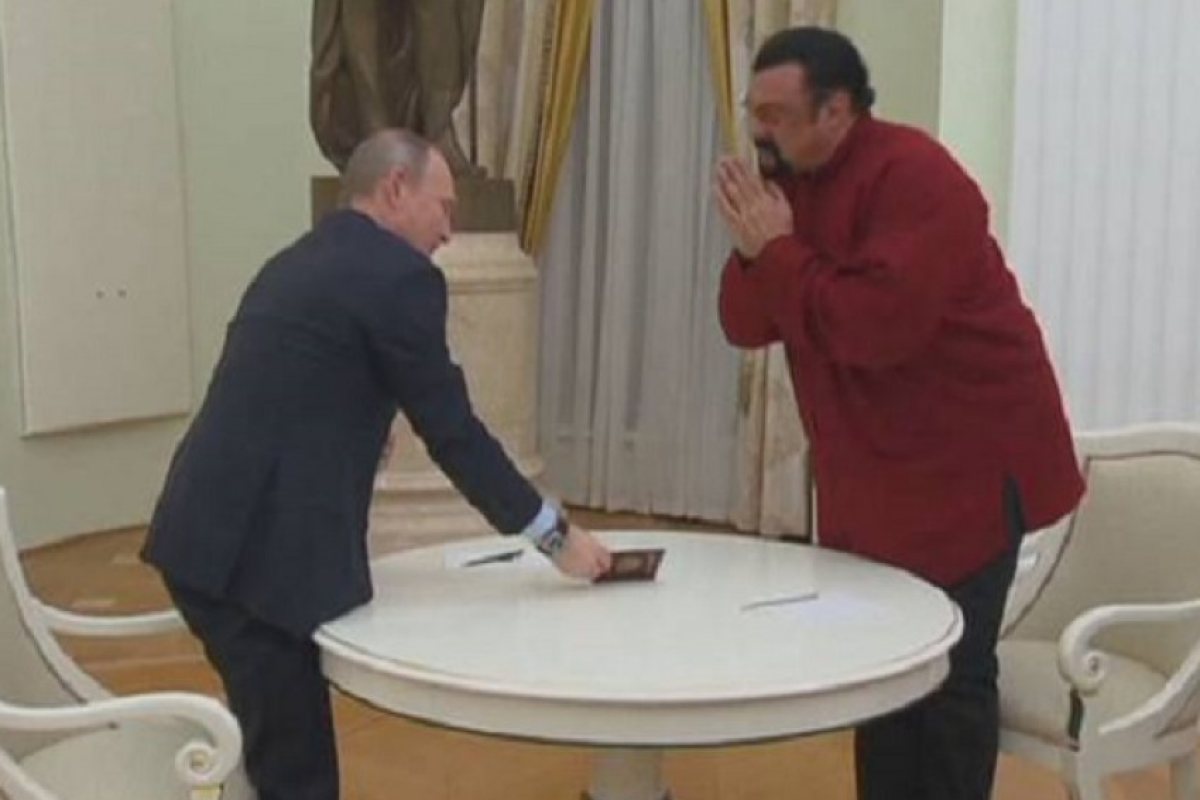 Путин лично връчи паспорта на Стивън Сегал