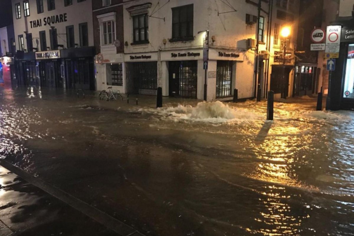 Спукана тръба наводни Islington