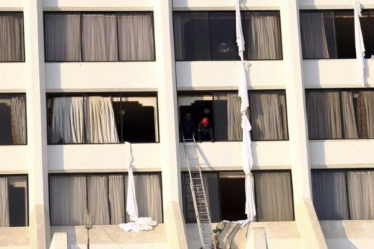 11 загинаха в пожар в хотел в Пакистан