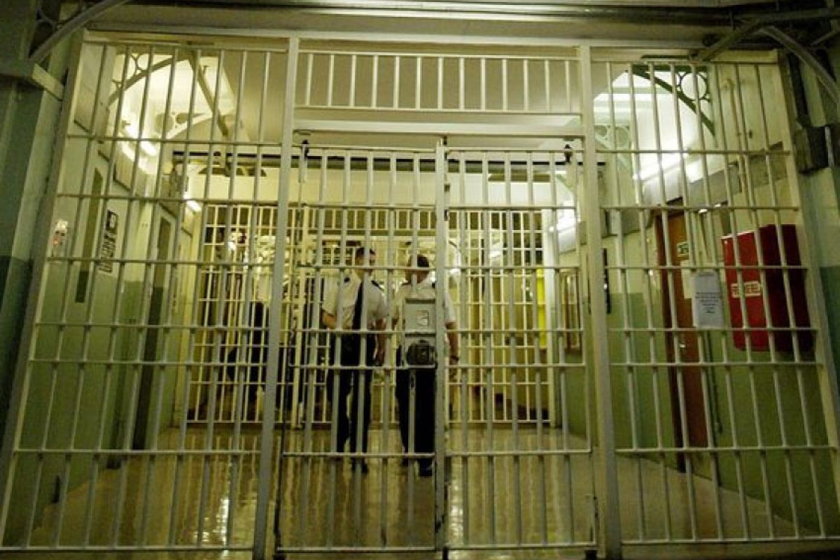 Проблемът с пренаселените затвори в Англия и Уелс не е решен