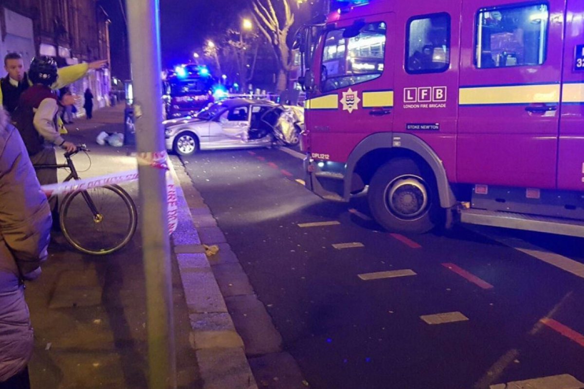 Таксиджия се удари в автобус и избяга