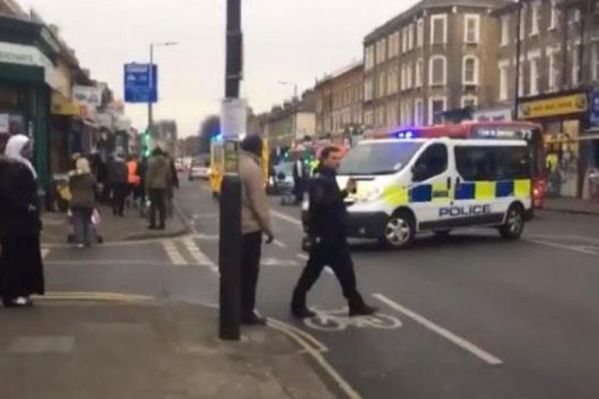 Автобус блъсна жена на оживена улица в Shepherd's Bush