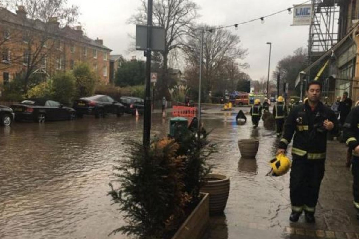 Спукан водопровод причини наводнения в Югоизточен Лондон (СНИМКИ)