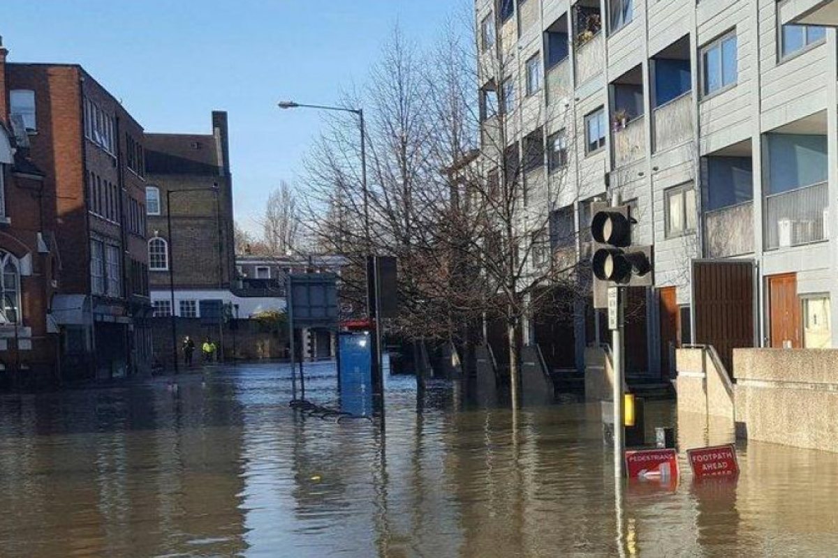 Спукан водопровод причини нови наводнения в Лондон