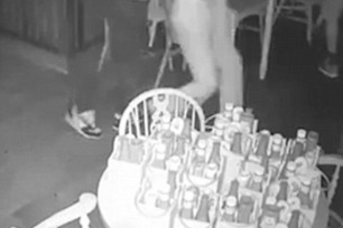 Трима мъже отвличат и бият жена по време на обир на нощен бар (ВИДЕО)