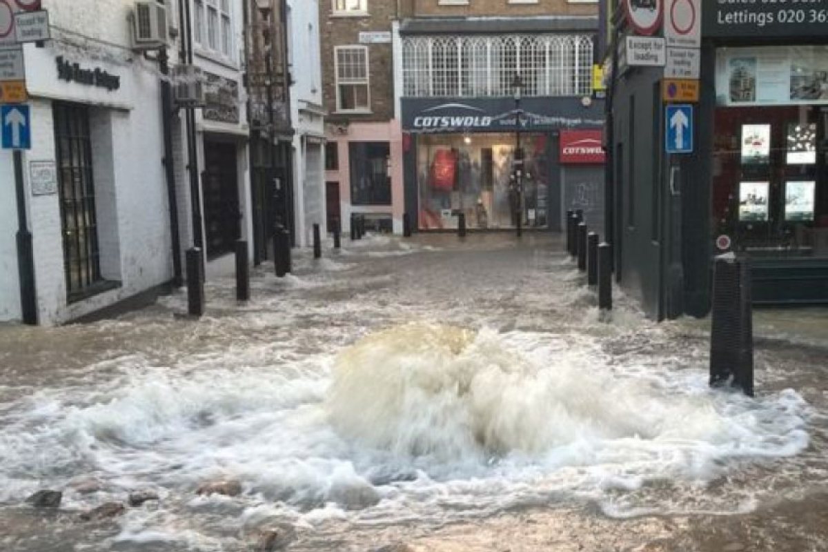 Садик Кан критикува компанията "Thames Water" за наводненията