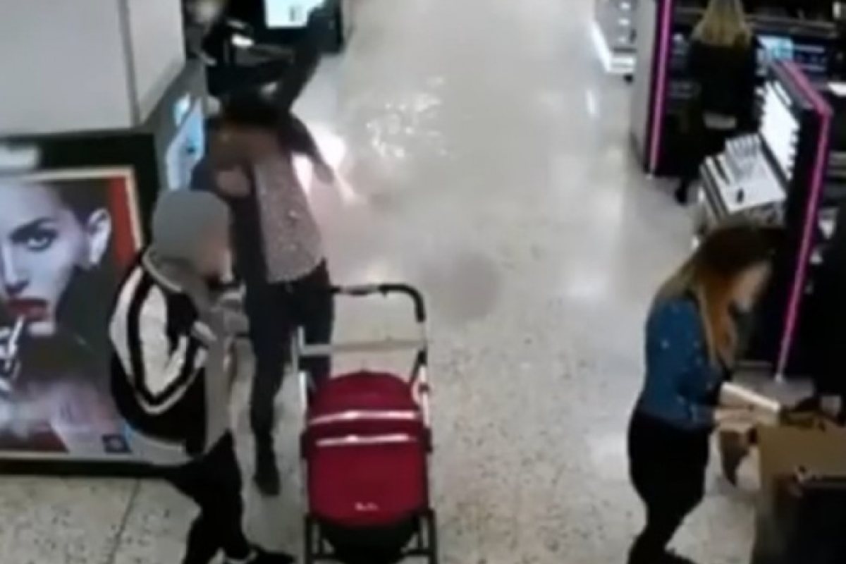Електронна цигара се самовзриви до бебешка количка в Лийдс