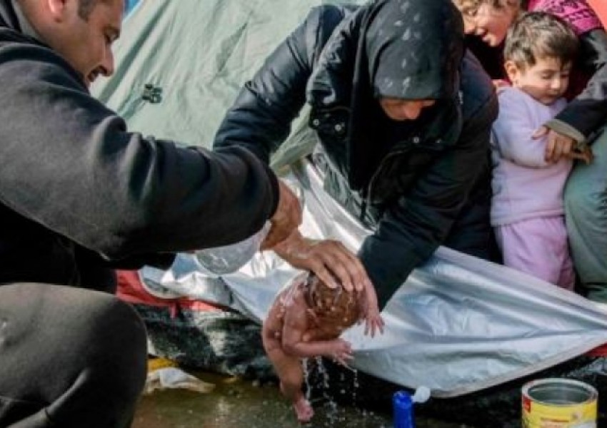 Бежанка роди край Идомени, окъпаха бебето в калта