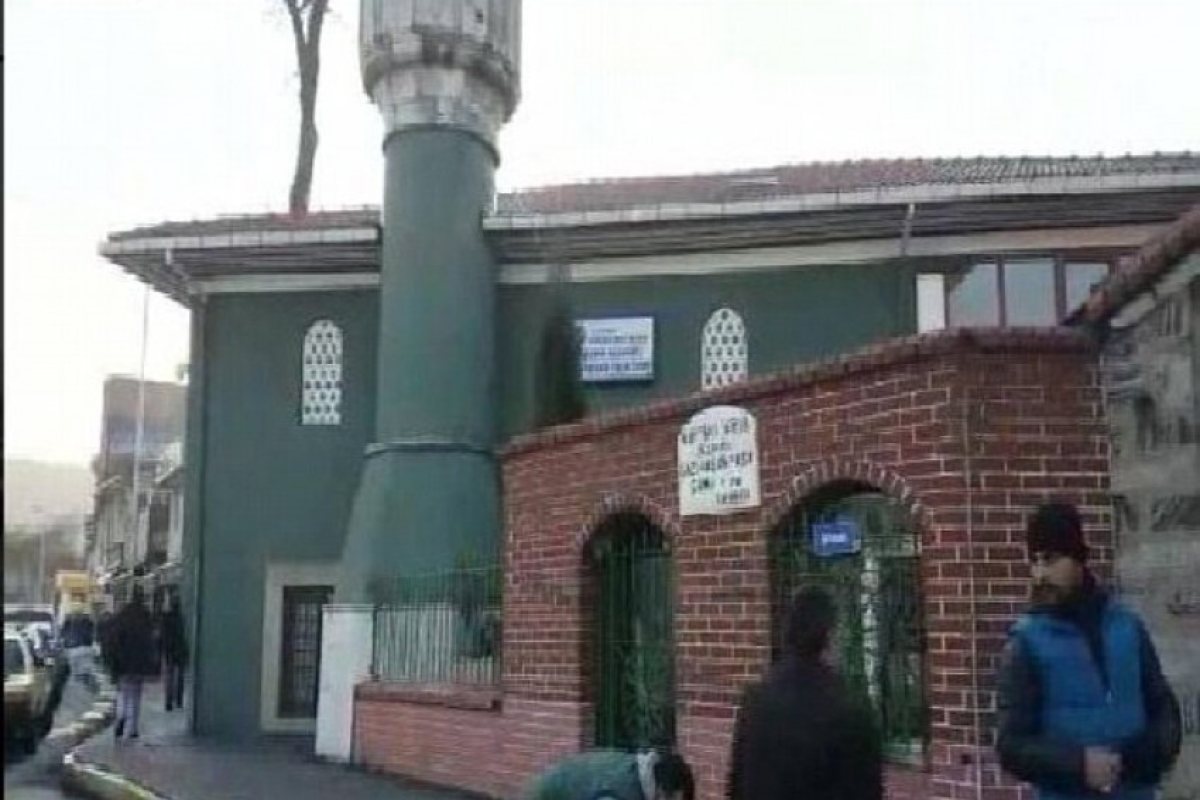 Въоръжен мъж откри огън в джамия в Истанбул