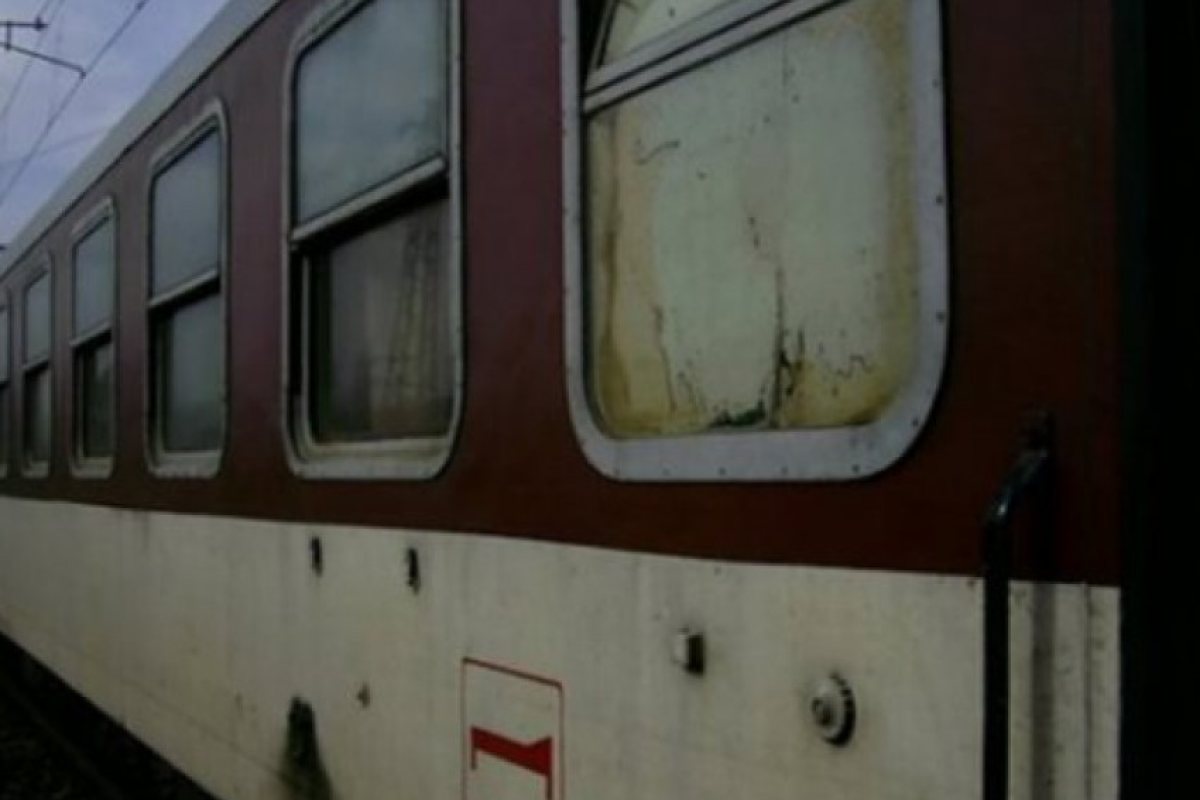 Влак се обърна заради снега