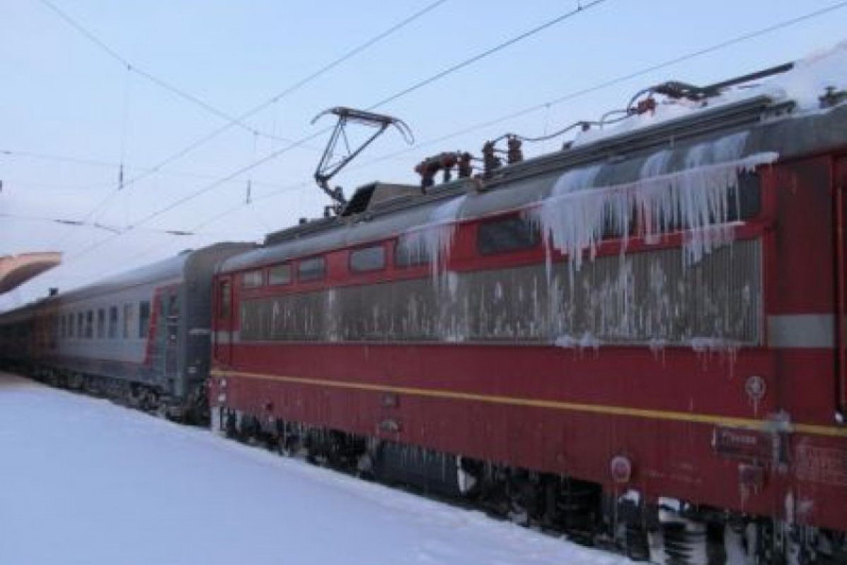 Локомотив се вряза във вагон с пътници на гара в Мездра