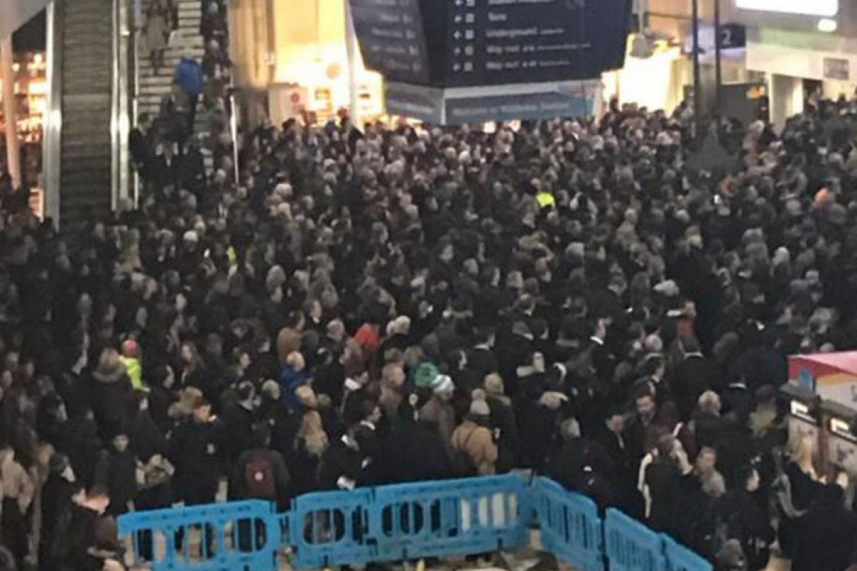 Транспортен ад в лондонското метро (СНИМКИ)