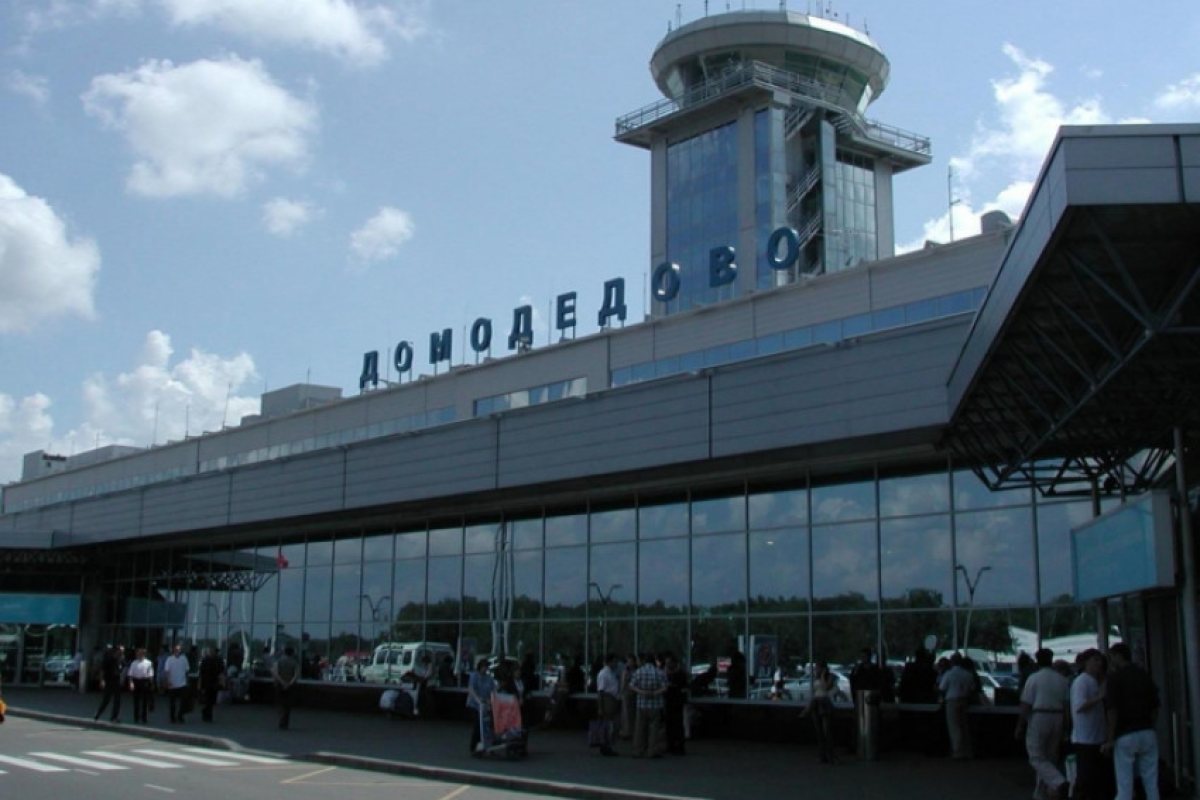 Пътнически самолет се сблъска с мотокар на летище в Москва