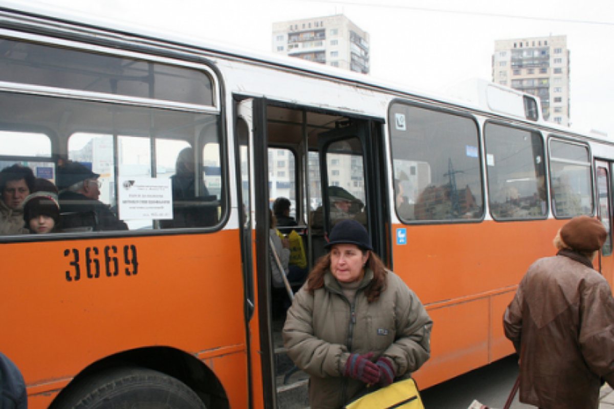 Стреляха по препълнен автобус в центъра на София