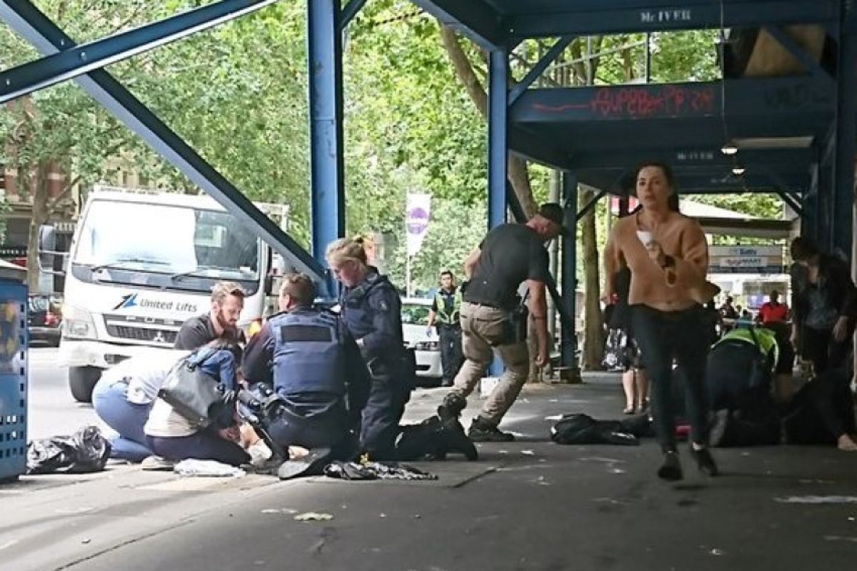 Кола се вряза в пешеходци в Мелбърн (СНИМКИ) (ВИДЕО 18 +)