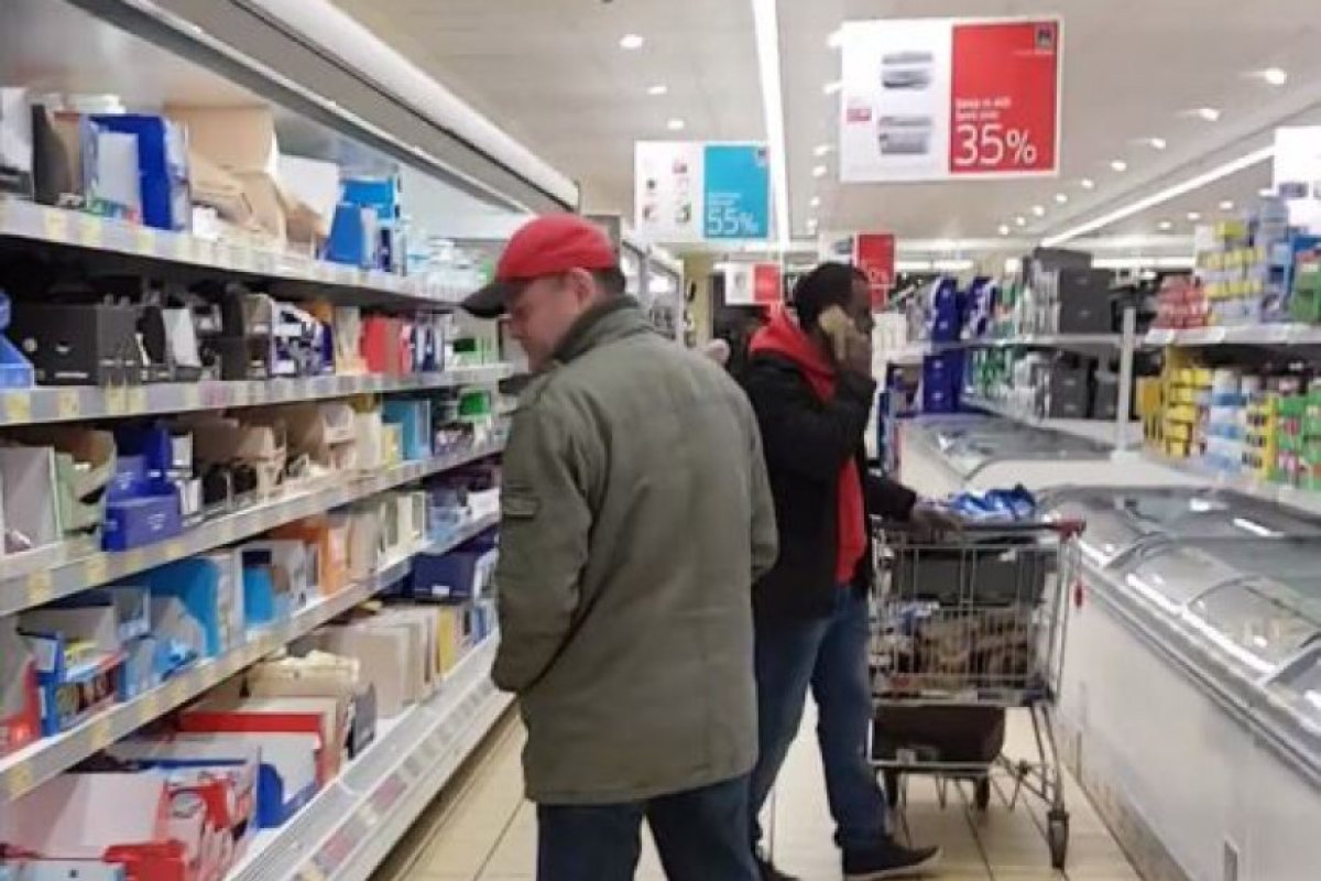 Шокиращ случай на расизъм в британски супермаркет (ВИДЕО)