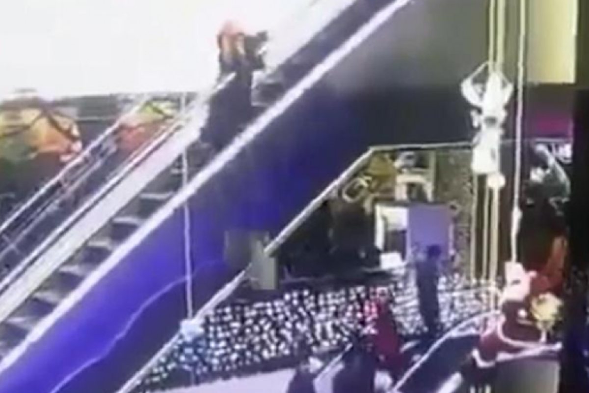 Майка изпусна бебето си от ескалатор (ВИДЕО)