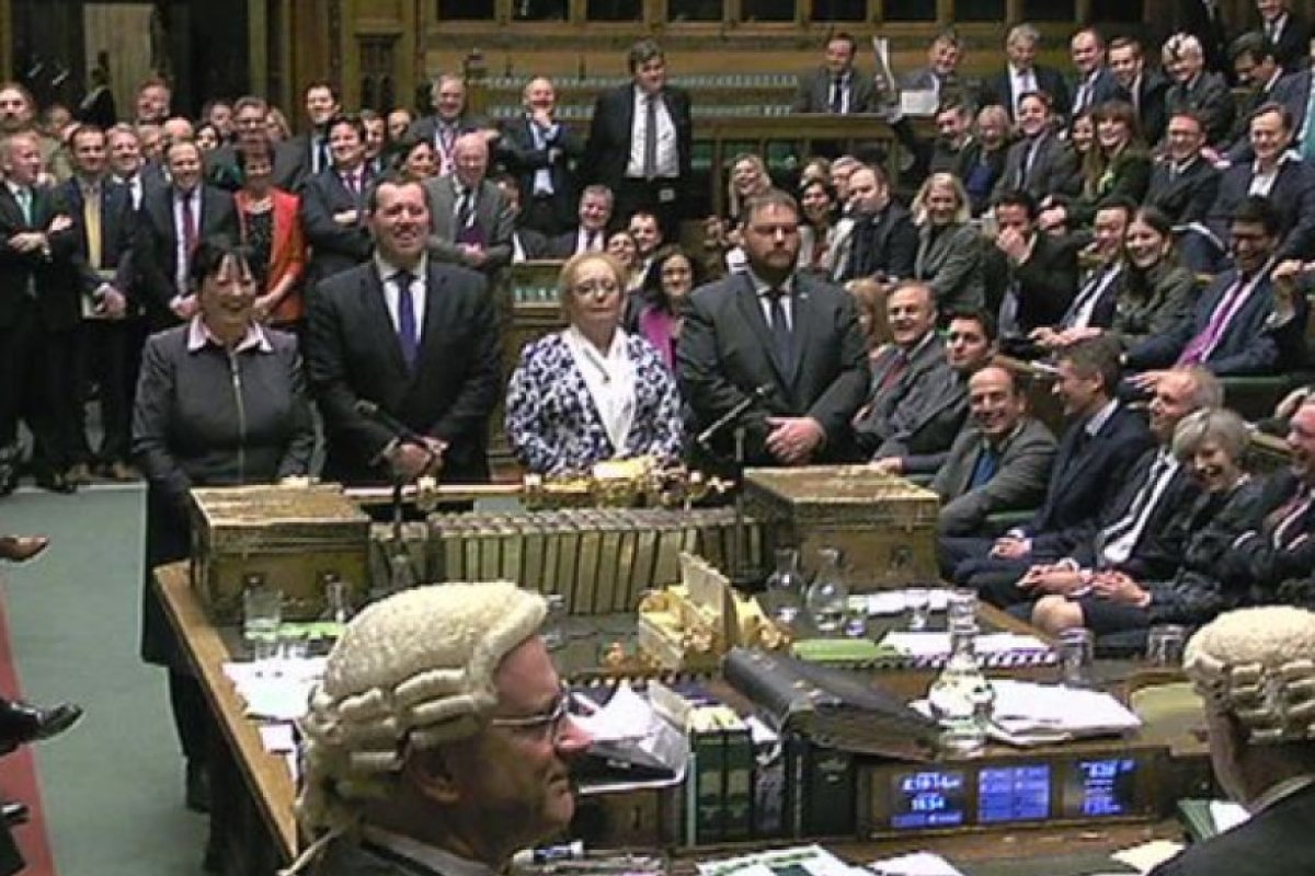 Британският парламент гласува! Мей може да започне "Брекзит"!