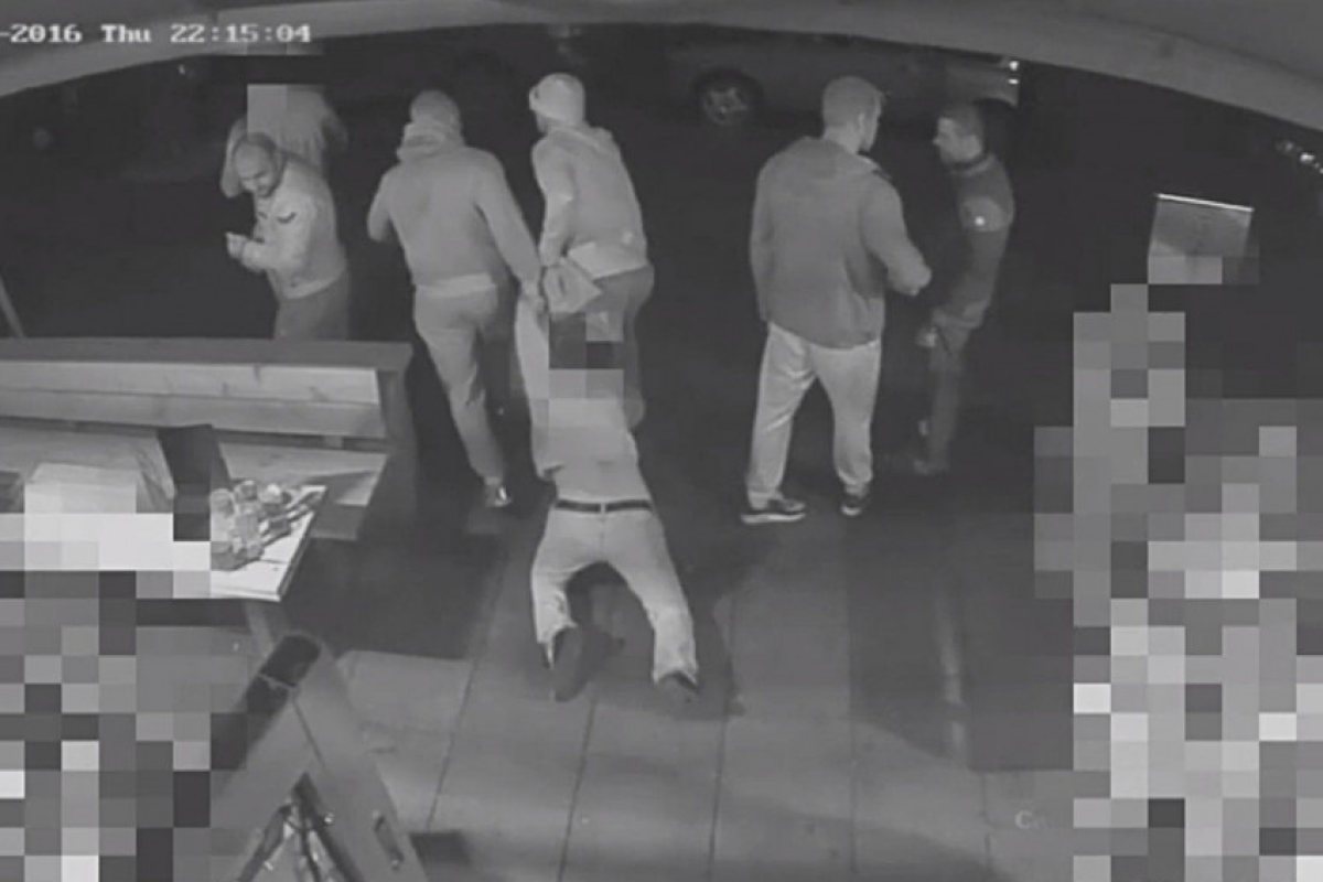 Група мъже отвлича жертва пред очите на десетки (ВИДЕО)