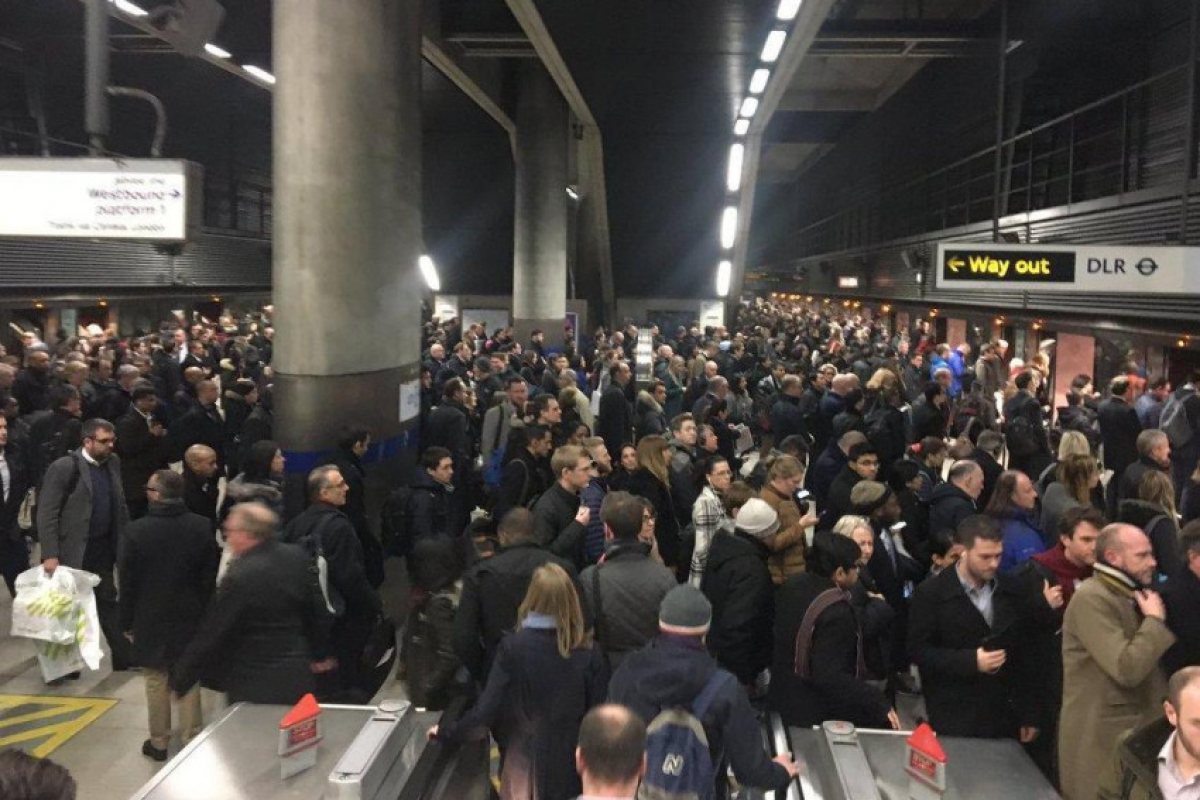 Поредна вечер на хаос в лондонското метро (СНИМКИ)