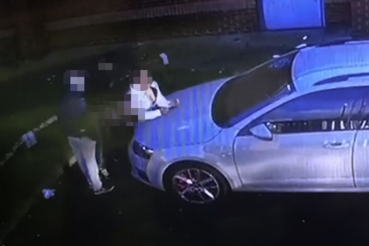Двойка щракната да прави секс на паркинга на супермаркет (ВИДЕО 18 +)