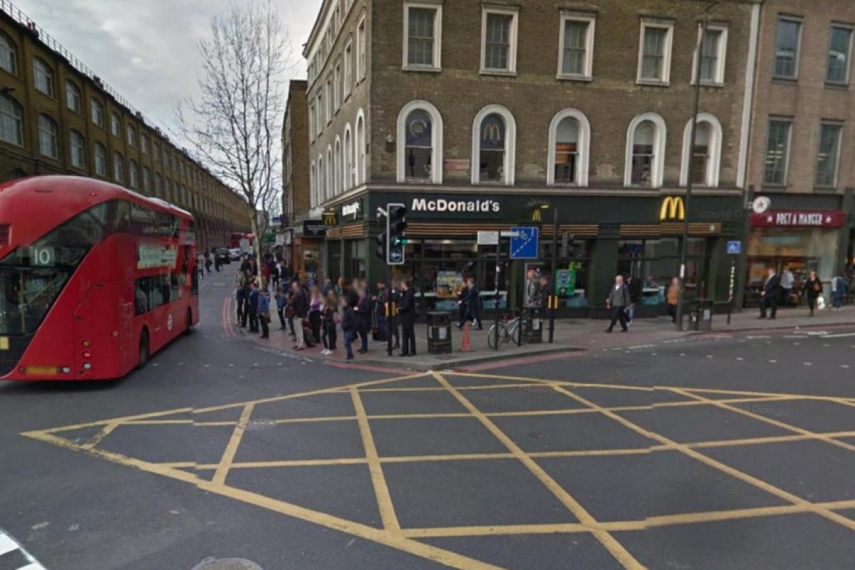 Раниха с нож млад мъж пред "Макдоналдс" до гара King's Cross