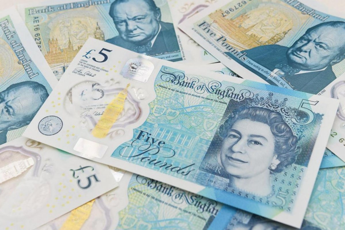 Късметлия държи рядка банкнота от £5, която струва £50,000!