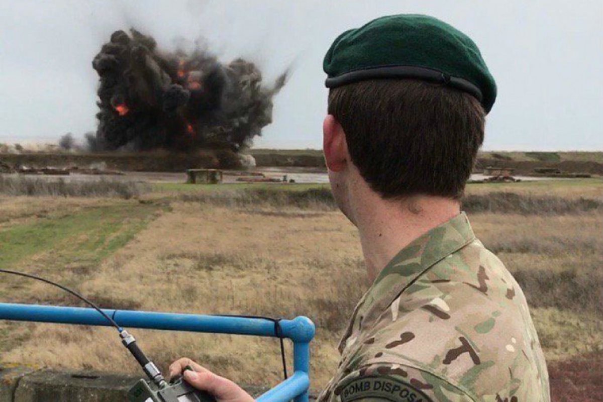 Военни детонираха огромната бомба, открита до училище в Лондон (СНИМКИ)