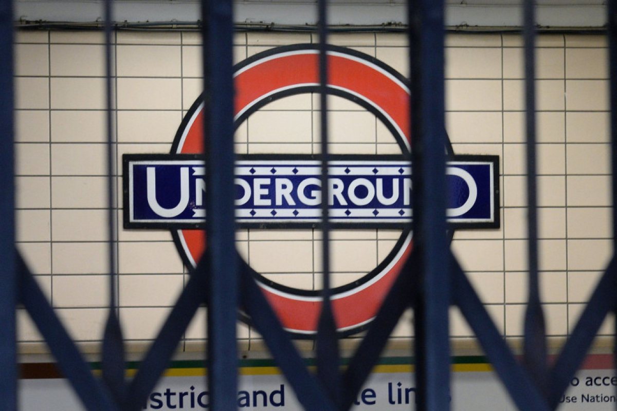 Влакче дерайлира по Central Line