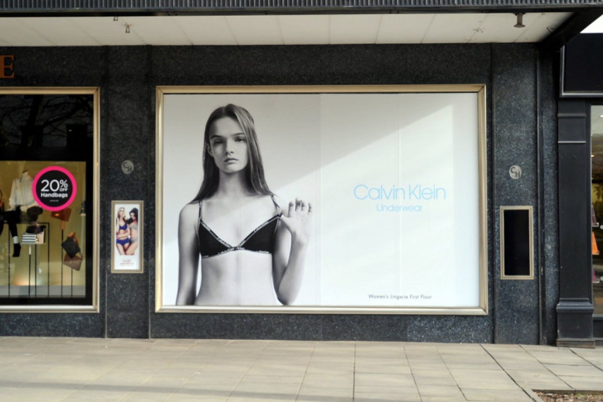 Скандална реклама на „Calvin Klein” възмути британците (СНИМКИ)