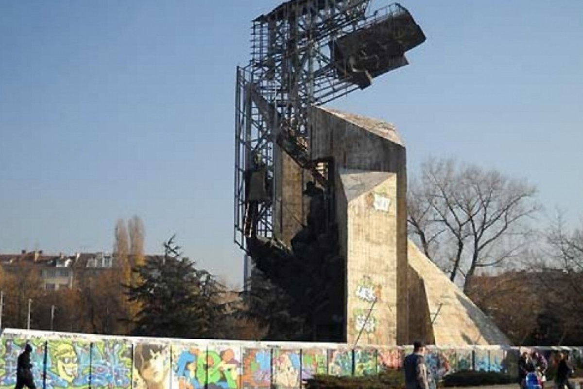 Българин в чужбина иска да реставрира паметника на НДК