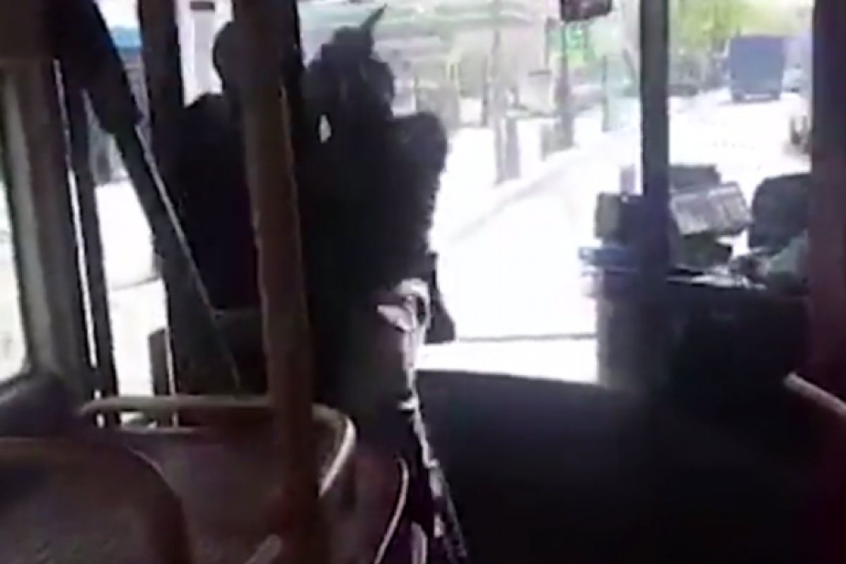 Смел пътник пребори нападател с нож в лондонски автобус (ВИДЕО)