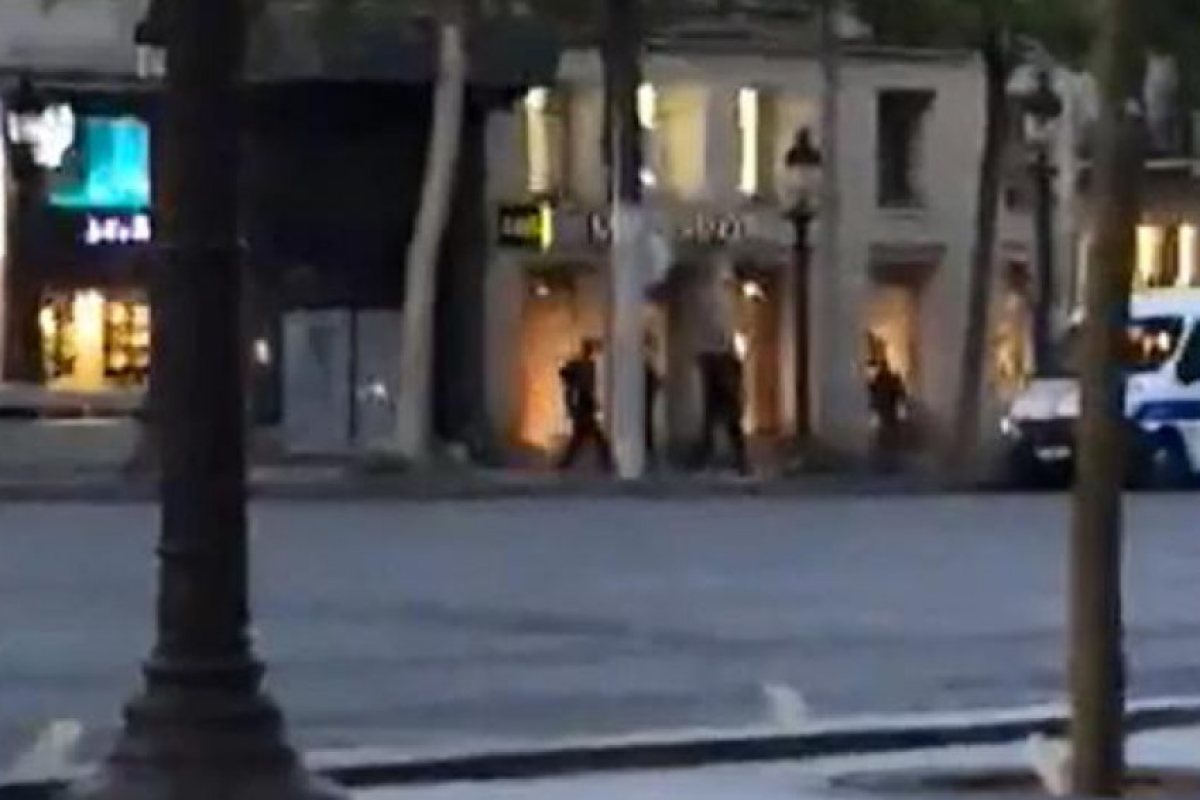 Шокиращият момент, в който полицаите убиват парижкия стрелец (ВИДЕО 18 +)