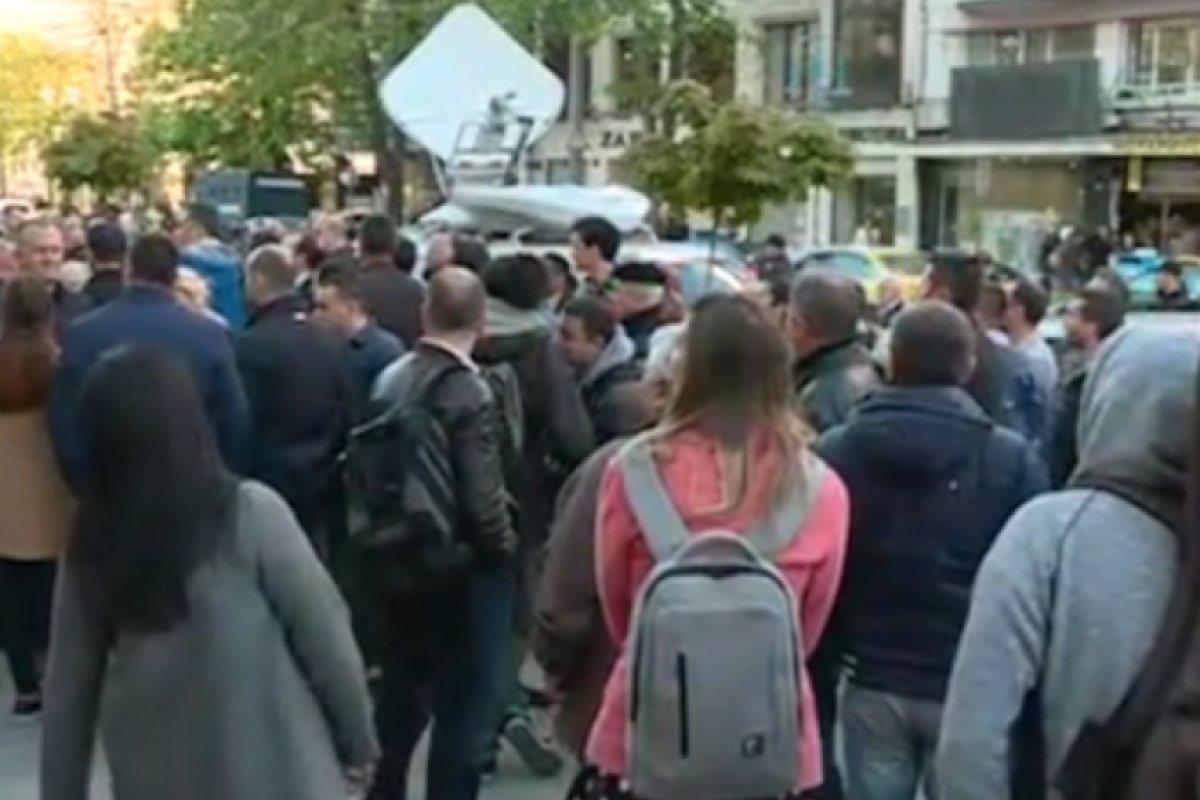 Десетки искат оставката на главния прокурор
